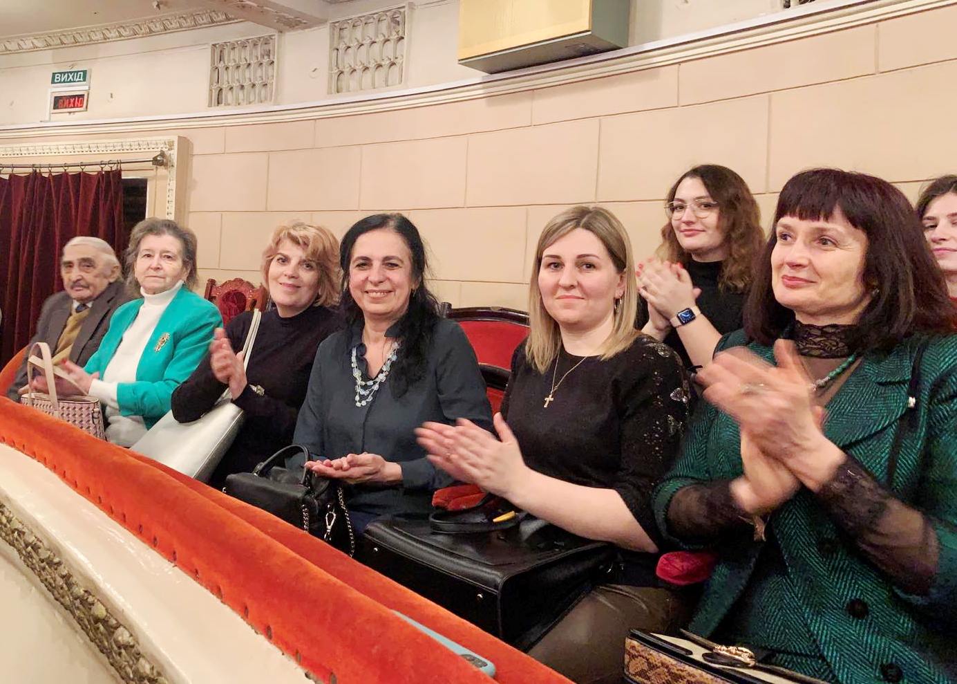 Аплодисменти після вистави